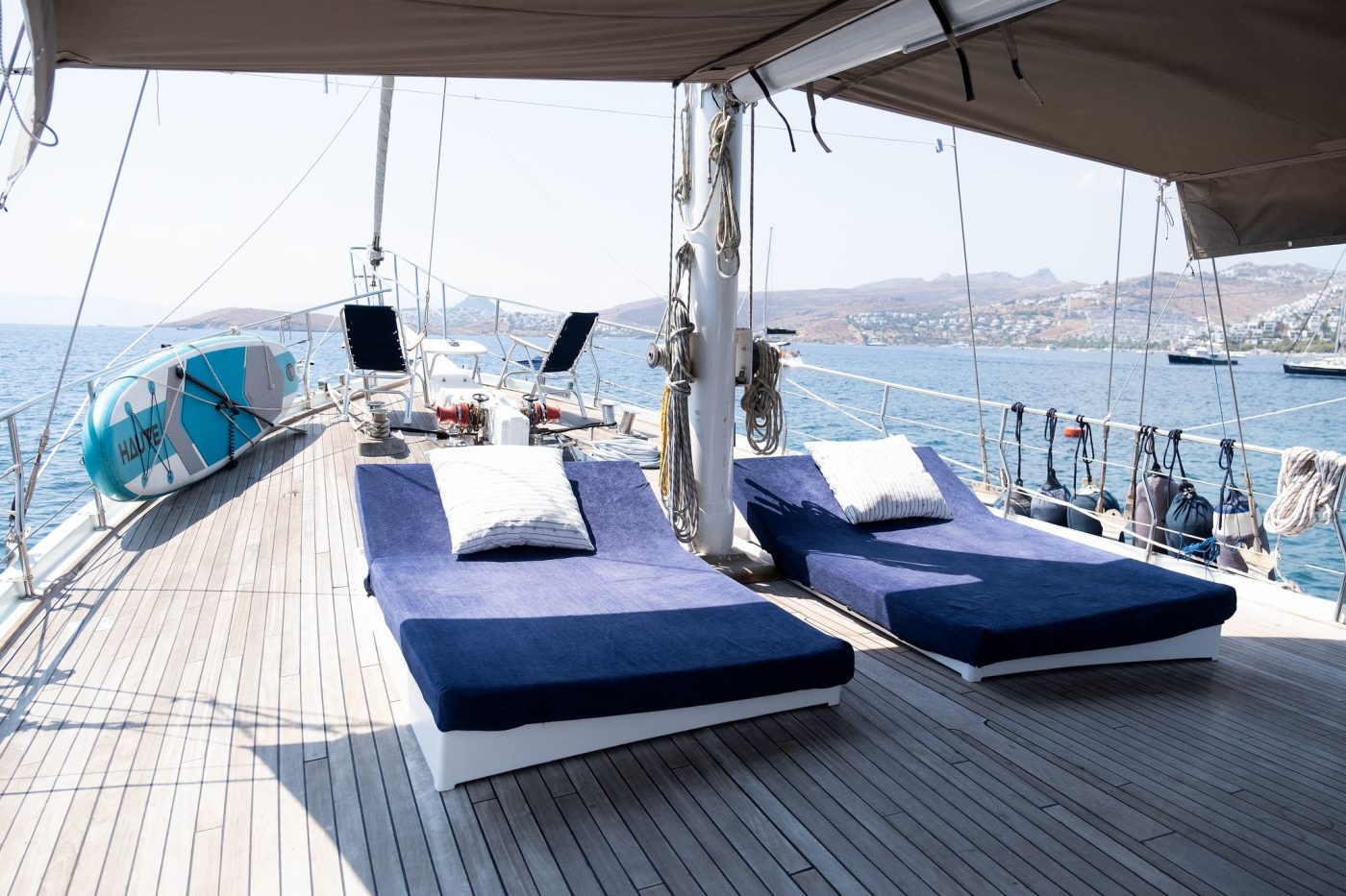 Sunbathing beds on the front deck